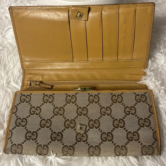 Gucci Handbags - Gucci BiFold Kisslock Wallet